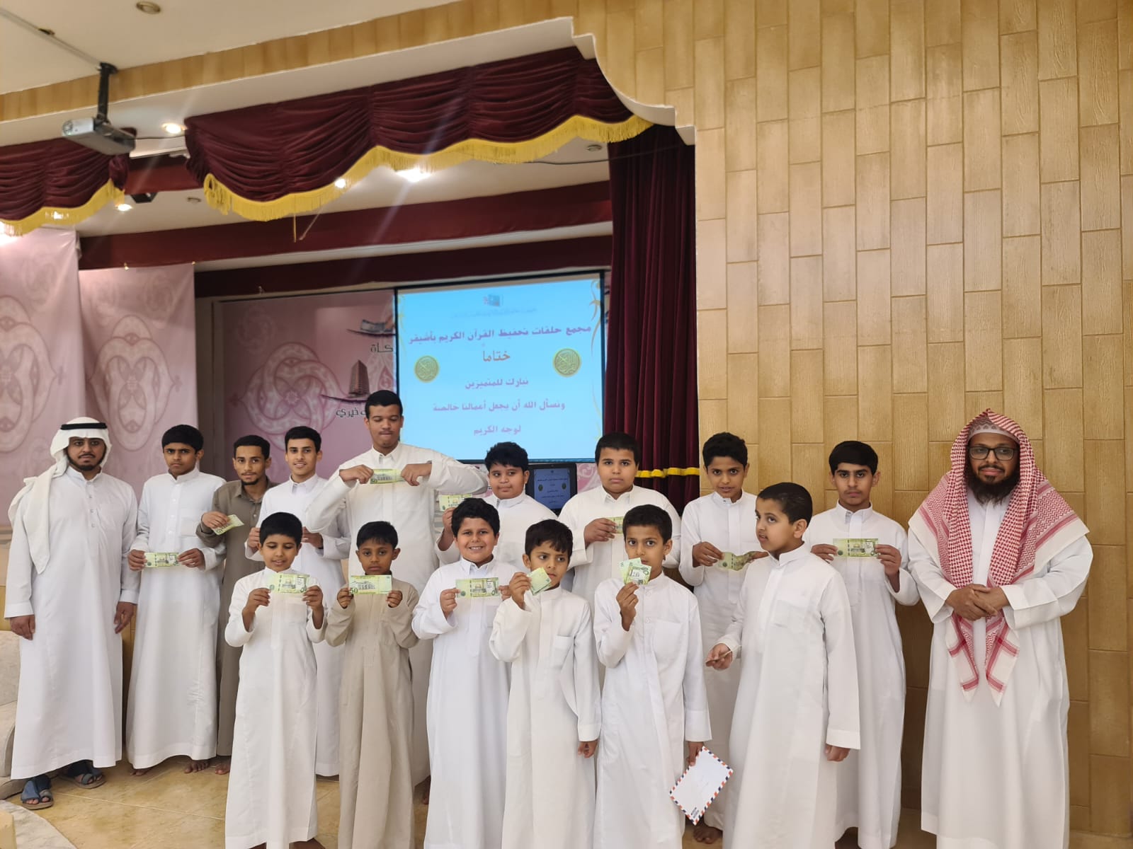 جمعية تعليم القرآن بأشيقر تُكرم متميزيها عن العام الدراسي